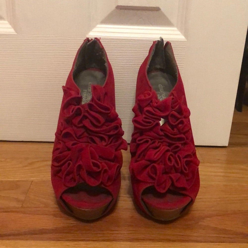 Red Heels, 7